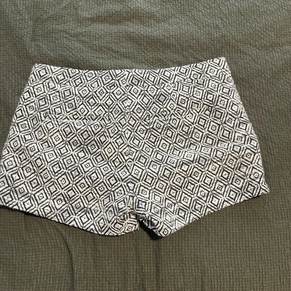 Geometric Black and White Women's Shorts - Picture 2 of 8